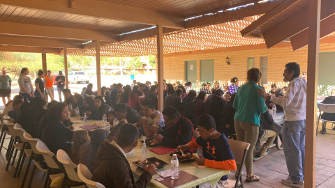 Comedor del albergue lleno de migrantes que llegan a Arizona. / Iglesia Cristiana El Buen Pastor