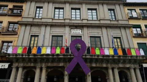 La fachada del Ayuntamiento de Segovia con un enorme lazo morado durante el 8-M. / Ayto. de Segovia