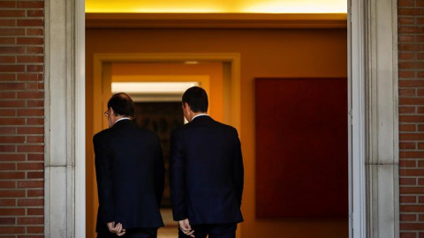 El líder del PSOE, Pedro Sánchez, junto al presidente del Gobierno, Mariano Rajoy, durante su encuentro en Moncloa. EFE