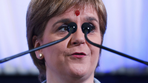 La primera ministra de Escocia, Nicola Sturgeon, habla de las obras del Liberty Steel Group en la planta de acero de Dalzell en Motherwell. REUTERS/Russell Cheyne