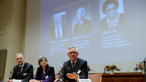 Miembros del Instituto Karolinska anuncian el Premio Nobel de Medicina 2015