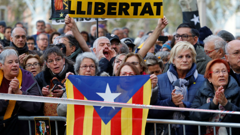 18/11/2019 - Manifestantes frente al TSJCat, donde Quim Torra se sienta en el banquillo acusado de un delito de desobediencia. / REUTERS - ENRIQUE CALVO