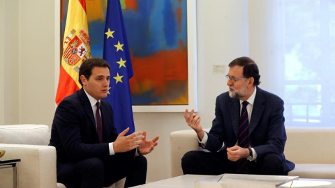 El presidente del Gobierno, Mariano Rajoy, durante la reunión que mantuvo esta mañana con el líder de Ciudadanos, Albert Rivera (izda), con quien buscará recomponer un frente al desafío secesionista en Cataluña, después de que la formación 