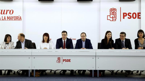 El secretario general del PSOE, Pedro Sánchez, (c), junto a su equipo, al inicio de la reunión de la Comisión Ejecutiva Federal. / SERGIO BARRENECHEA (EFE)