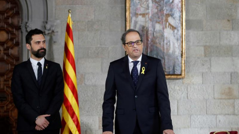 Quim Torra (d), acompañado por el presidente del Parlament, Roger Torrent (i), toma posesión de su cargo como presidente de la Generalitat en un acto celebrado hoy en el Saló Verge de Montserrat del Palau de la Generalitat. EFE/Alberto Esté