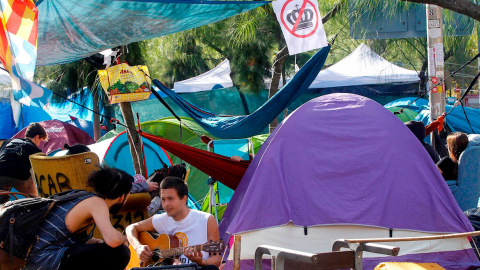 Detalle de la acampada juvenil denominada Asamblea Plaza Uni y protagonizada por la "Generación 14-O", fecha de la sentencia del Procés. EFE / Quique García