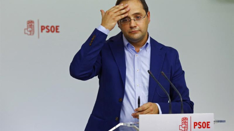 César Luena, secretario de organización del PSOE en rueda de prensa tras las dimisiones de los 17 críticos del partido/EFE