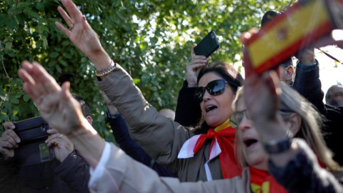 Un grupo de franquistas se concentra en el acceso del cementerio de El Pardo-Mingorrubio. - EFE