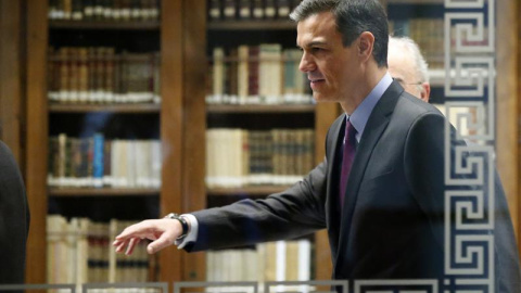 El presidente del Gobierno, Pedro Sánchez, durante una visita a la sede de la RAE. - EFE