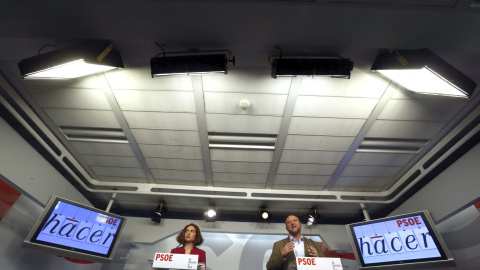 La secretaria de Estudios y Programas del PSOE, Meritxell Batet y el secretario de Politica Federal, José Antonio Prada, durante la rueda de prensa que han ofrecido en la sede de su partido. EFE/Javier Lizón