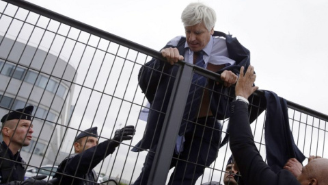 El director de Air France en Orly, Pierre Plissonnier, trata de huir de los trabajadores. / KENZO TRIBOUILLARD (AFP)