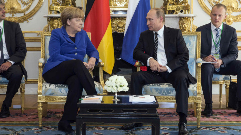 La canciller alemana, Angela Merkel, y el presidente ruso, Vladimir Putin, durante un encuentro bilateral en el Palacio del Elíseo, en Francia, previo a una cumbre sobre Ucrania. - REUTERS