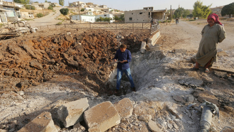 Cráter producido por un bombardeo ruso en la ciudad siria de Latamneh, en la región de Hama. - REUTERS