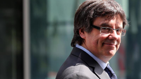 17/05/2018.- El expresidente de la Generalitat catalana Carles Puigdemont sonríe tras hacer una declaración a la prensa después de la reunión mantenida con seis eurodiputados de la Plataforma EU-Catalonia Dialogue en Berlín (Alemania) hoy, 