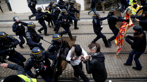 En el primer aniversario de la protesta de los chalecos amarillos en Francia, miembros de la Policía se enfrentan con manifestantes./ Stephane Mahe (REUTERS)- Nantes