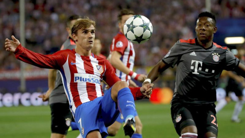 El defensa austriaco del Bayern Munich David Alaba lucha el balón con el delantero francés Antoine Griezmann, del Atlético de Madrid, durante el partido de la segunda jornada de la fase de grupos de la Liga de Campeones que se juega esta no