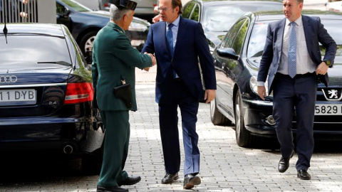 El presidente del Senado, Pío García-Escudero y presidente del PP de Madrid, a su llegada al pleno de investidura de Ángel Garrido. EFE/ Chema Moya Foto del 17/05/2018