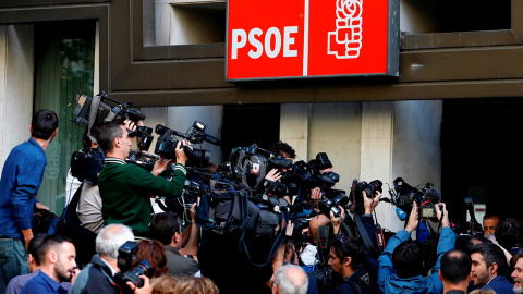 Periodistas y cámaras de televisión se concentran en la entrada de la sede del PSOE, en la madrileña calle de Ferraz. REUTERS/Sergio Perez