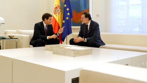 El presidente del Gobierno, Mariano Rajoy, durante la reunión que mantuvo esta mañana con el líder de Ciudadanos, Albert Rivera (izda), con quien buscará recomponer un frente al desafío secesionista en Cataluña, después de que la formación 