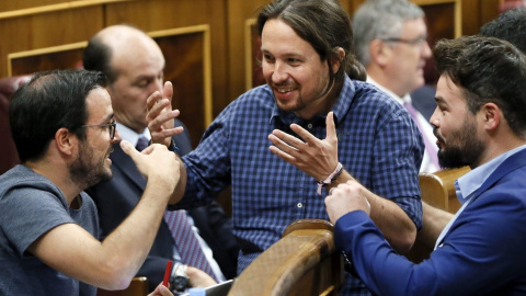 Pablo Iglesias, líder de Podemos, junto a Gabriel Rufián, de ERC, este martes en el Congreso de los Diputados. EFE