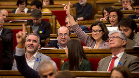 Varios diputados catalanes, ayer durante el pleno en el Parlament. /EFE