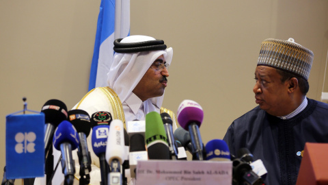 El ministro catarí de Energía y presidente de la OPEP, Mohammed Saleh Abdulla Al Sada, habla con el secretario general del cártel petrolero, Muhammed Barkindo, tras el Foro Internacional de Energía, en Argel. EFE/MOHAMED MESSARA