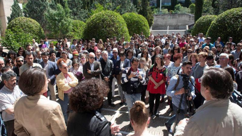 Varios centenares de personas se concentran a las puertas de la Facultad de Filosofía y Letras de Granada, en la que era alumna Mar Contreras, la joven de 21 años asesinada por  su exnovio, quien luego se suicidó. (MIGUEL ÁNGEL MOLINA | EFE