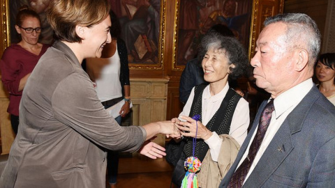 La alcaldesa de Barcelona, Ada Colau, recibe a los supervivientes de la bomba atómica de Hiroshima, Kuniko Kimura (izq) y Masashi Leshima (der) en un acto celebrado en la capital condal. Imagen: Barcelona.cat