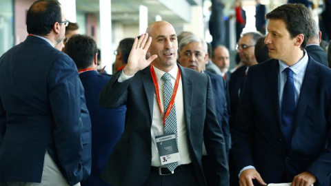 Luis Manuel Rubiales (c), nuevo presidente de la RFEF, a su llegada a la Asamblea General de la Federación Española de Fútbol (RFEF). /EFE