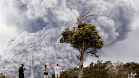 La gente mira la ceniza del volcán Kilauea en Hawai. REUTERS