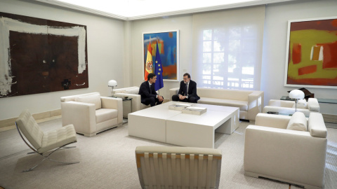 El presidente del Gobierno, Mariano Rajoy, y el líder del PSOE, Pedro Sánchez, durante la reunión que mantuvieron en el Palacio de la Moncloa. EFE/ Emilio Naranjo