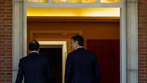 El presidente del Gobierno, Mariano Rajoy, y el líder del PSOE, Pedro Sánchez, a su llegada a la reunión que mantuvieron en el Palacio de la Moncloa. EFE/ Emilio Naranjo