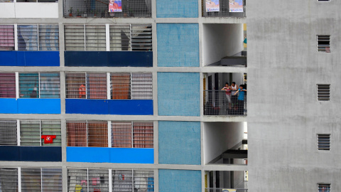 Varias personas observan desde su vivienda el mitin de cierre de la campaña electoral de Nicolás Maduro, para las presidenciales de Venezuela. REUTERS/Adriana Loureiro