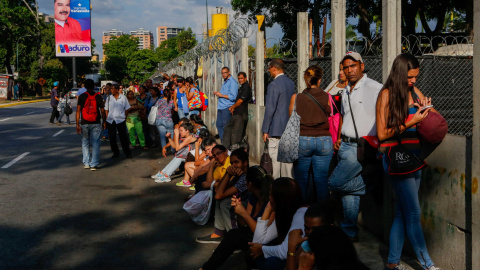 Cola de usuarios esperando el autobus en Caracas (Venezuela). EFE/Cristian Hernández