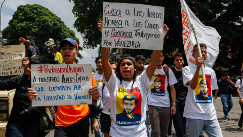 Manifestantes opositores participan en una marcha hasta la sede de la Organización de Estados Americanos (OEA), contra las elecciones presidenciales en Venezuela, en Caracas. EFE/Cristian Hernandez