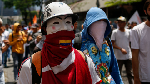 Manifestantes opositores participan en una marcha hasta la sede de la Organización de Estados Americanos (OEA), en Caracas, contra las elecciones presidenciales en Venezuela. EFE/Cristian Hernandez