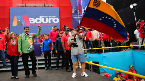 El presidente de Venezuela, Nicolas Maduro, con su esposa Cilia Flores y el exfutbolista argentino Diego Maradona durante el mitin final de la campaña electoral, en Caracas. REUTERS