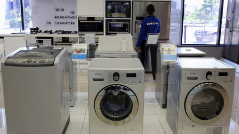 Un empleado inspecciona un grupo de lavadoras Samsung en una tienda de la compañía surcoreana en Johannesburgo. REUTERS/Siphiwe Sibeko