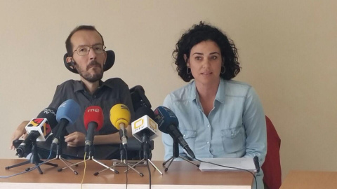 El secretario general de Podemos Aragón, Pablo Echenique, junto a Erika Sanz, diputada autonómica por Huesca.