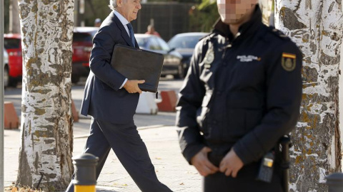 El expresidente de Caja Madrid Miguel Blesa, a su llegada a la Audiencia de San Fernando de Henares para someterse a las preguntas de la Fiscalía y del resto de acusaciones en el juicio por el uso de tarjetas opacas de la entidad. EFE/Chema