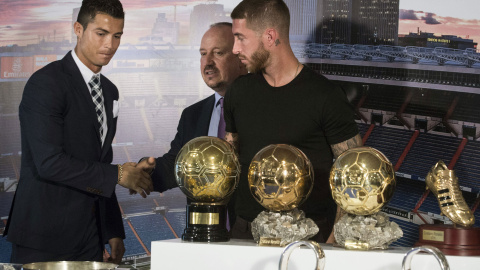 Benítez saluda a Cristiano, junto a Ramos, en el homenaje que le hizo el lunes el Real Madrid al portugués. /EFE