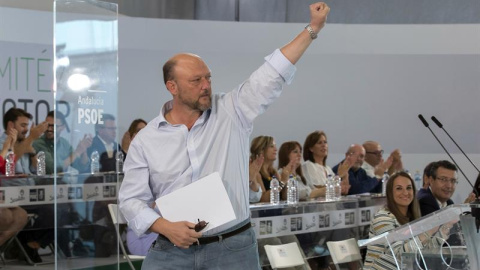 El diputado socialista Antonio Pradas acusa a los partidarios de Pedro Sánchez de secuestrar el Comité Federal.  EFE/Julio Muñoz