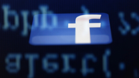 El logo de Facebook reflejado en la pantalla un IPad. REUTERS