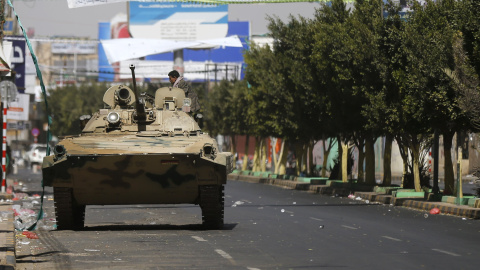 Un tanque vigila uno de los accesos al palacio presidencial en Saná. - REUTERS