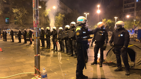 Agents de la Guàrdia Urbana durant el desallotjament de la plaça Universitat de Barcelona. @fatimallambrich