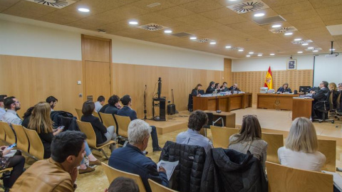 El creador de la web Seriesyonkis, Alberto García Sola (a la dcha en la primera fila), en el juicio celebrado contra él en Murcia este lunes. A su lado, Jordi Tamargo (2d), Alexis Oepfner (i) y David Martínez (2i). EFE/Cristóbal Osete