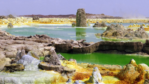 Charcas hiperácidas, hipersaladas y calientes en el campo geotermal de Dallol (Etiopía). A pesar de la presencia de agua líquida, este sistema multiextremo no permite el desarrollo de la vida, según un nuevo estudio. El color amarillo verdo