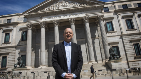 El diputado socialista, Odon Elorza, delante del Congreso de los Diputados, tras su entrevista con 'Público'. FERNANDO SÁNCHEZ