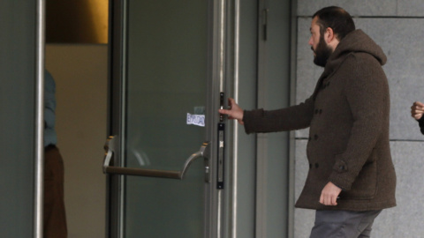 El edil de Ahora Madrid Guillermo Zapata, a su llegada a la Audiencia Nacional. EFE/Fernando Alvarado