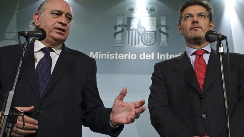 Los ministros de Justicia, Rafael Catalá (d), y de Interior, Jorge Fernández Díaz